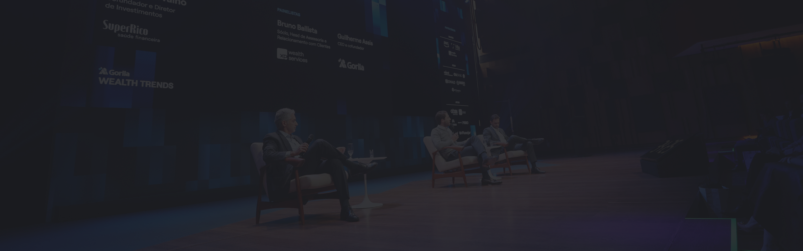 Três homens apresentado no palco do Evento Gorila Wealth Trends