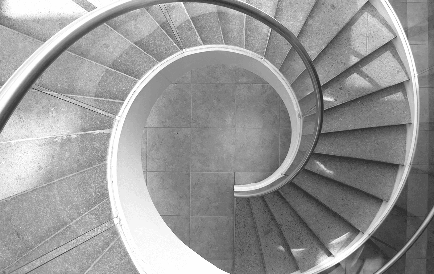 Escada em caracol vista de cima com filtro em preto e branco