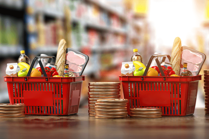 Cesta de supermercado com moedas no período de inflação. Investimentos atrelados à inflação.